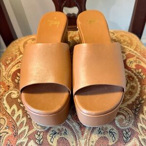 Beek Ibis Leather NWOT Platform Heel. Carmel color . Size 9 .